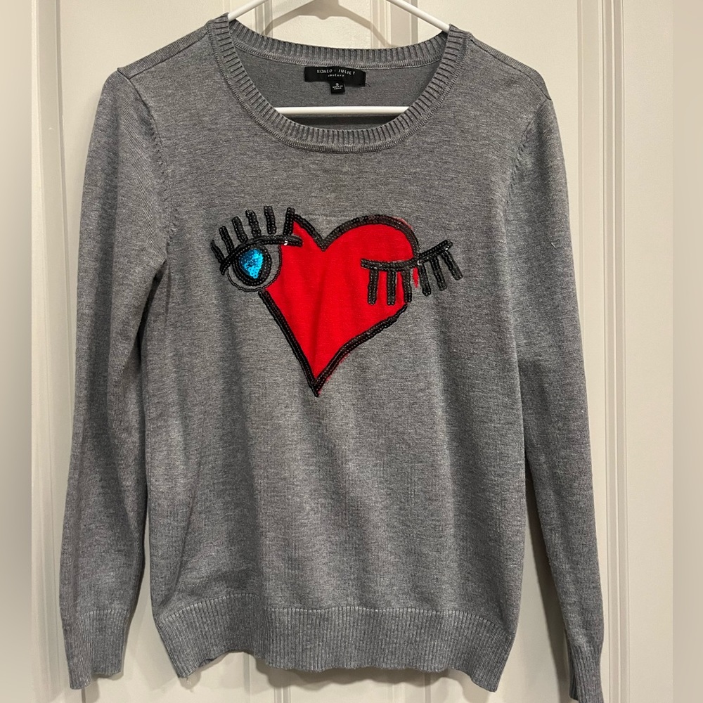 ROMEO&JULIET grey sweater with heart and winking eyes